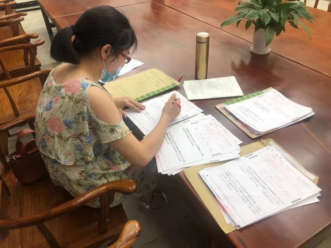 聚力拼搏 綻放七月——?？邳S岡金盤高級中學舉行高三二?？荚?  /></p>
</section>
<section >
<p><br  /></p>
</section>
<section style=