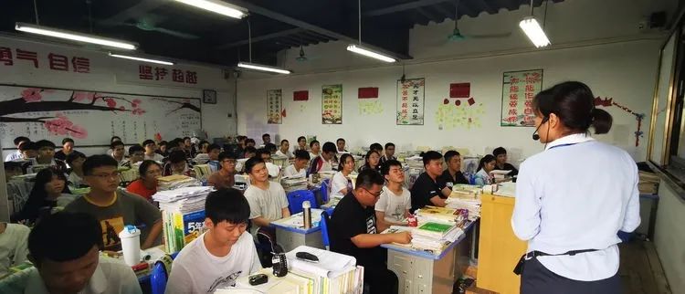 助力教學 沖刺高考——海南華僑中學、海口黃岡金盤高級中學舉行高考備考研討會