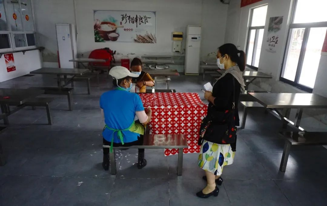 省教育廳韓主任一行蒞臨黃岡金盤高級中學(xué)開展2020春季開學(xué)復(fù)課專項檢查工作