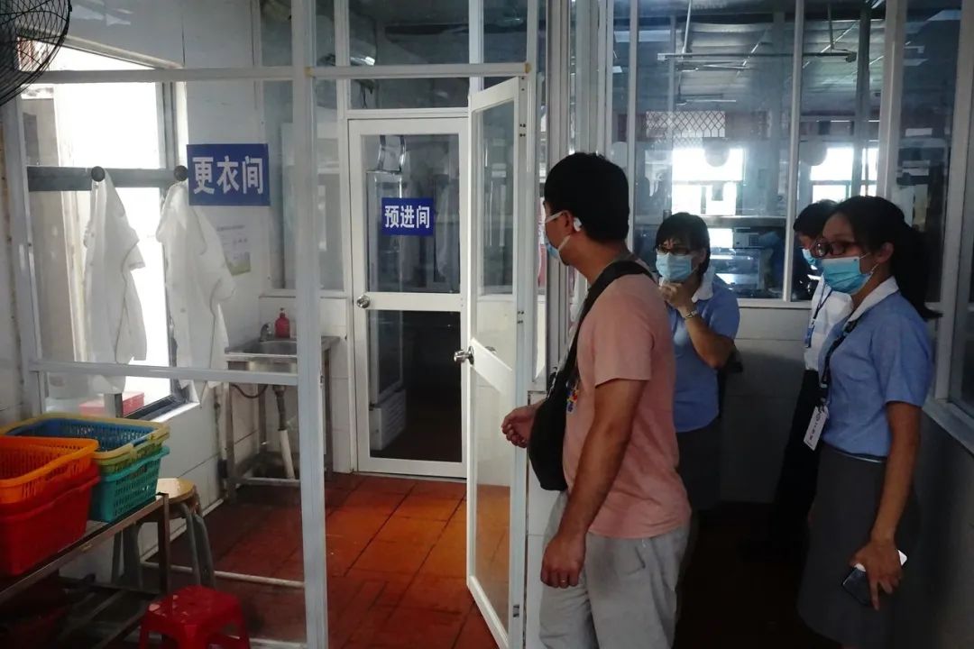?？谑惺袌?chǎng)監(jiān)督管理局來(lái)我校開(kāi)展學(xué)校食堂專項(xiàng)檢查工作