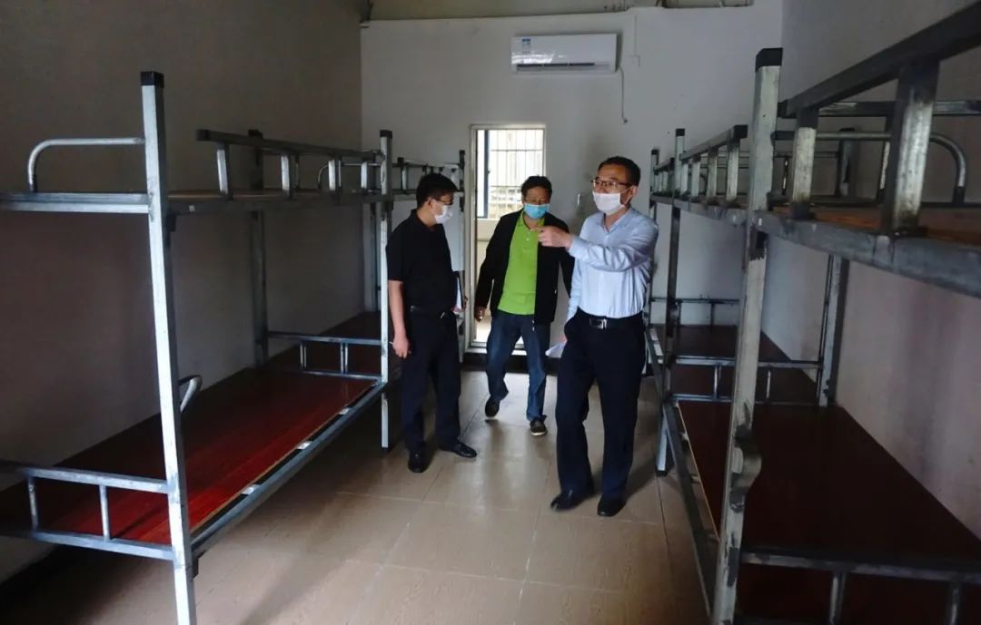 省教育廳韓主任一行蒞臨黃岡金盤高級中學(xué)開展2020春季開學(xué)復(fù)課專項檢查工作 省教育廳韓主任一行蒞臨黃岡金盤高級中學(xué)開展2020春季開學(xué)復(fù)課專項檢查工作