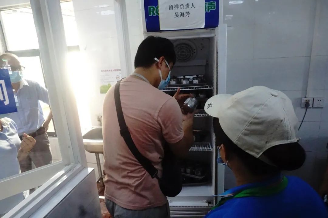 海口市市場(chǎng)監(jiān)督管理局來(lái)我校開(kāi)展學(xué)校食堂專項(xiàng)檢查工作