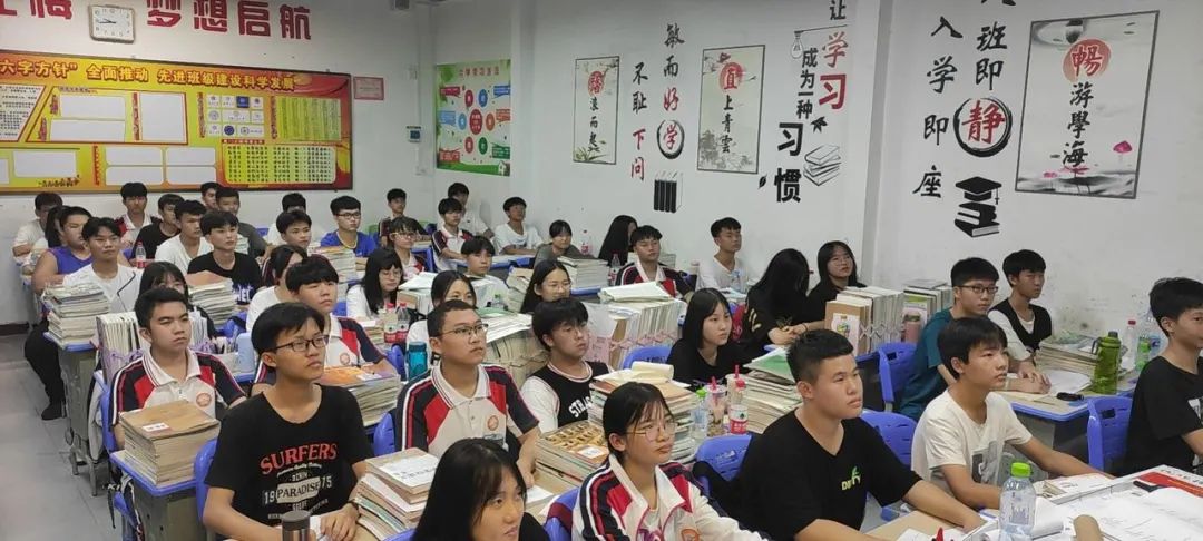 海口黃岡金盤高級中學開展”共建平安校園，預防校園欺凌“主題班會