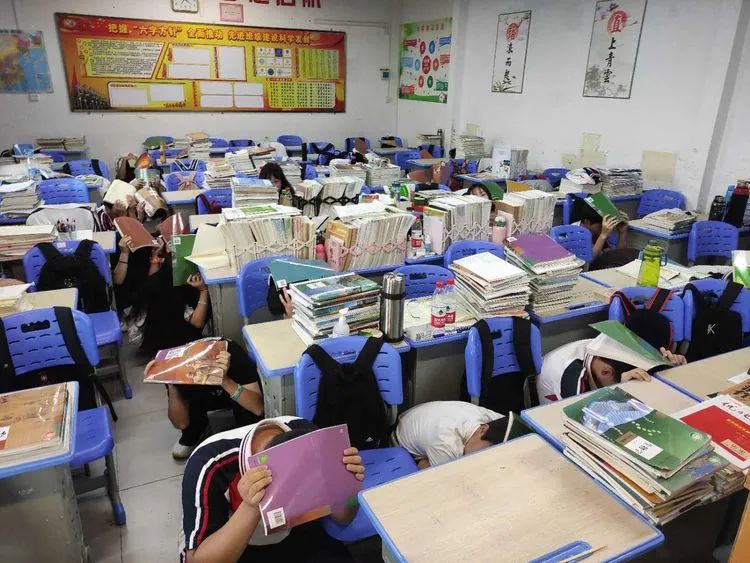 有備無(wú)患防患未然  應(yīng)急有方遇險(xiǎn)不慌——海口黃岡金盤高級(jí)中學(xué)開展防震應(yīng)急疏散演練