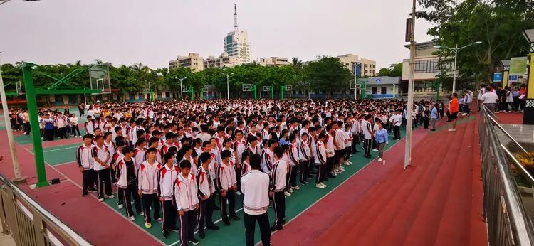 有備無(wú)患防患未然  應(yīng)急有方遇險(xiǎn)不慌——?？邳S岡金盤高級(jí)中學(xué)開展防震應(yīng)急疏散演練