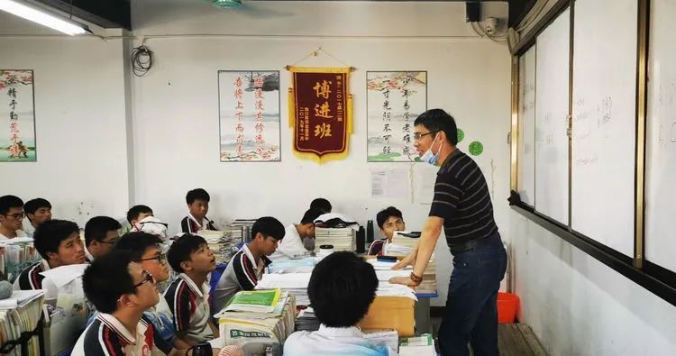 助力教學 沖刺高考——海南華僑中學、海口黃岡金盤高級中學舉行高考備考研討會