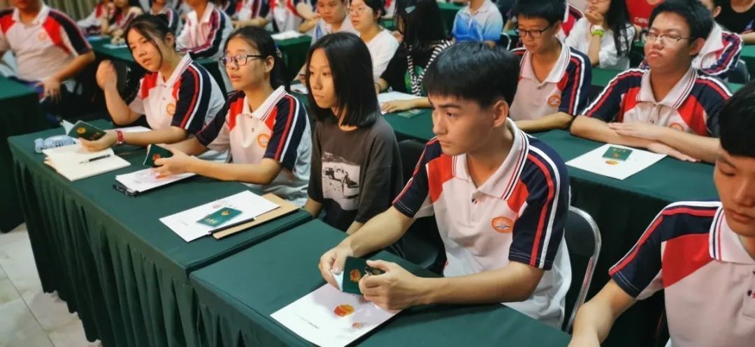五四精神，你我傳承——記?？邳S岡金盤高級(jí)中學(xué)5月份新團(tuán)員入團(tuán)宣誓儀式