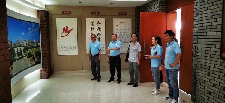 參觀學習取真經(jīng) 借鑒經(jīng)驗促提升——海口黃岡金盤高級中學赴黃岡中學研修交流