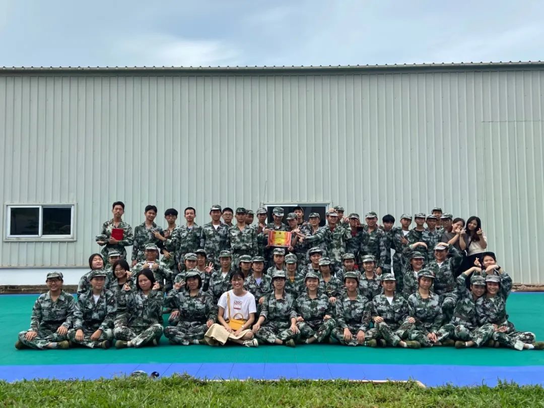 沙場(chǎng)點(diǎn)兵展英姿，燃我青春立遠(yuǎn)志——?？邳S岡金盤高級(jí)中學(xué)2020級(jí)新生軍訓(xùn)匯報(bào)表演暨總結(jié)表彰大會(huì)