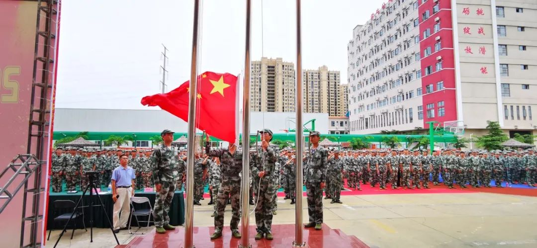 沙場(chǎng)點(diǎn)兵展英姿，燃我青春立遠(yuǎn)志——?？邳S岡金盤高級(jí)中學(xué)2020級(jí)新生軍訓(xùn)匯報(bào)表演暨總結(jié)表彰大會(huì)