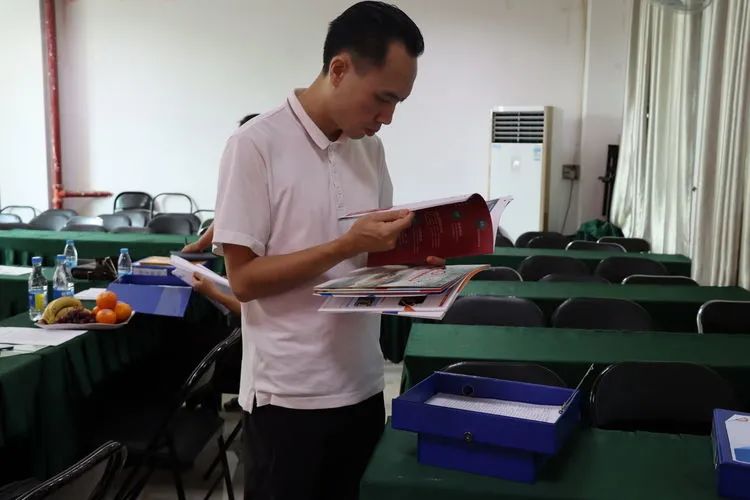 年檢促前行 乘勢再揚帆——?？邳S岡金盤高級中學迎接市教育局年檢工作檢查指導