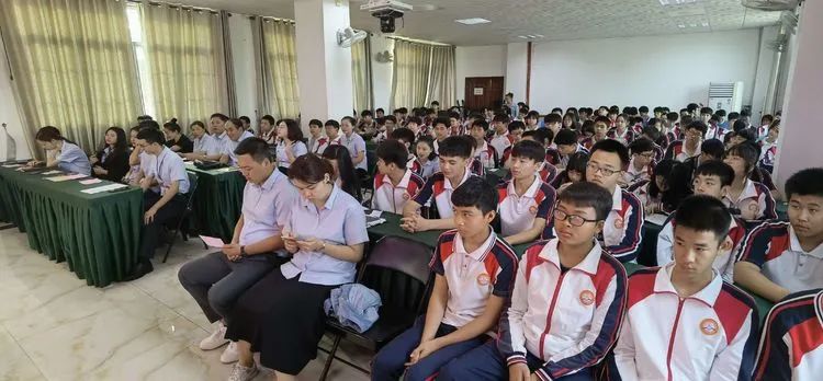 志同心相連，揮汗戰(zhàn)百天——?？邳S岡金盤高級中學(xué)決戰(zhàn)中考百日誓師大會(huì)