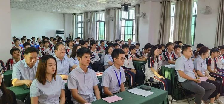 志同心相連，揮汗戰(zhàn)百天——?？邳S岡金盤高級中學(xué)決戰(zhàn)中考百日誓師大會(huì)