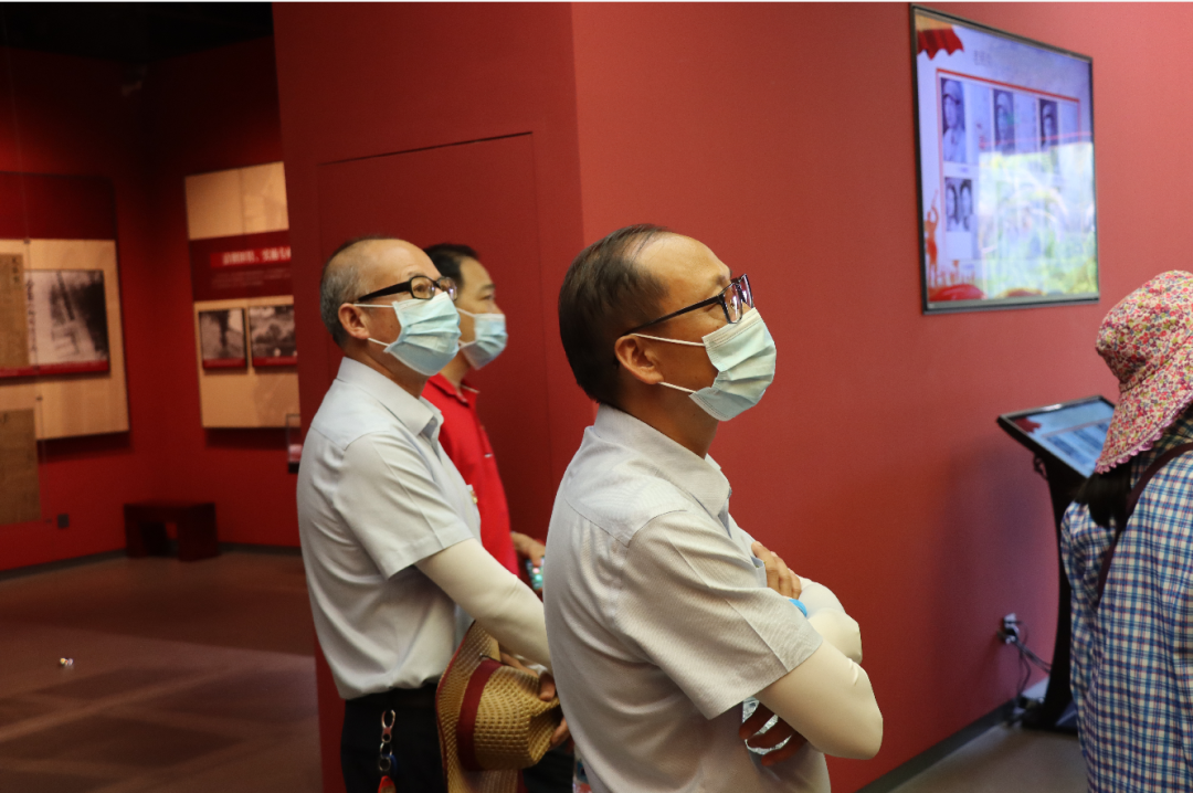慶祝建黨100周年?？邳S岡金盤高級中學(xué)黨支部開展“重溫紅色革命征程，追憶歷史崢嶸歲月”黨史學(xué)習活動