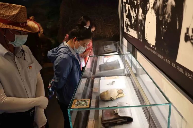 慶祝建黨100周年?？邳S岡金盤高級中學(xué)黨支部開展“重溫紅色革命征程，追憶歷史崢嶸歲月”黨史學(xué)習活動