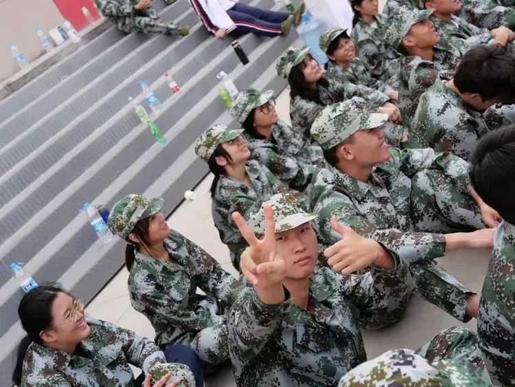 ?迷彩軍訓(xùn)，青春蛻變——?？邳S岡金盤高級中學(xué)2021級高一年級軍訓(xùn)