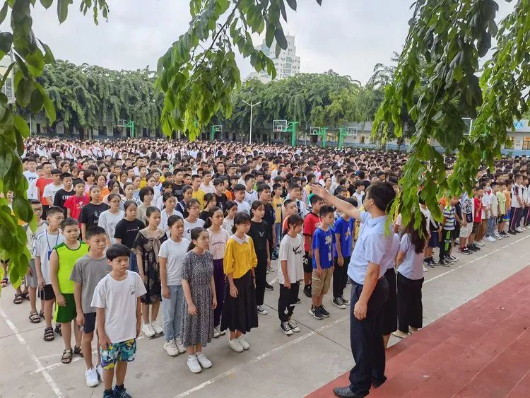 揚(yáng)帆啟航新征程——?？邳S岡金盤高級(jí)中學(xué)初中部秋季學(xué)期第一次升國(guó)旗儀式