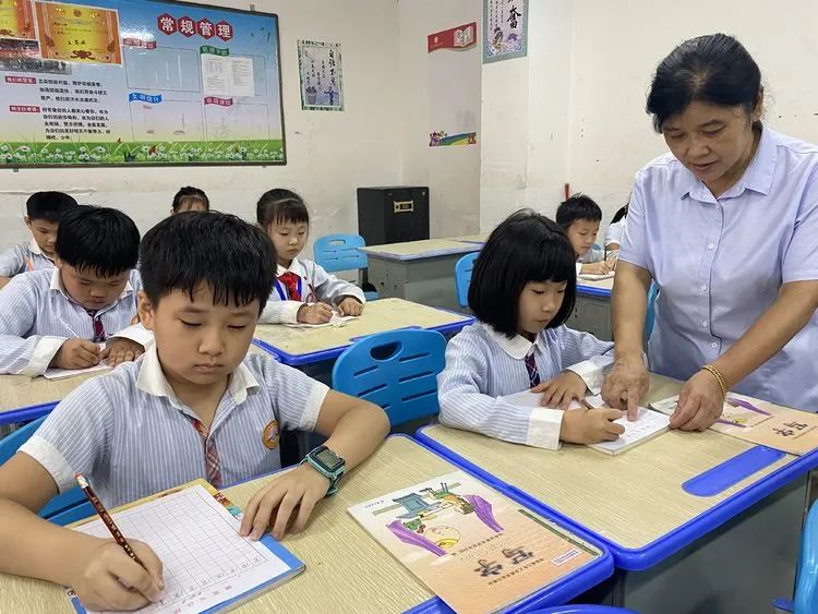 小學(xué)部教師節(jié)感恩||濃情九月，老師們教師節(jié)快樂！
