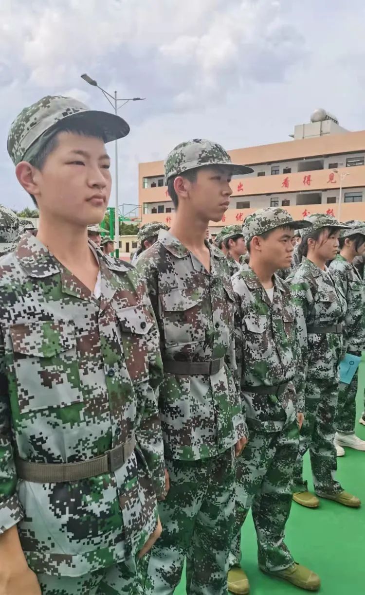 ?迷彩軍訓(xùn)，青春蛻變——?？邳S岡金盤高級中學(xué)2021級高一年級軍訓(xùn)