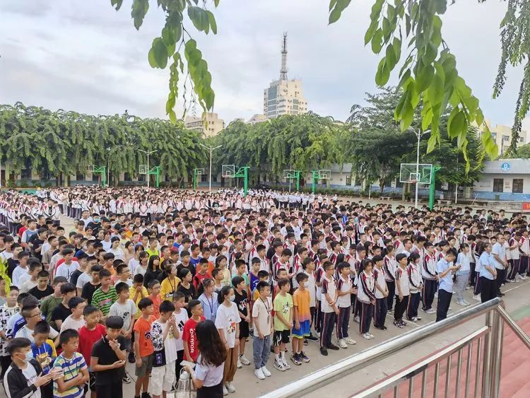 揚(yáng)帆啟航新征程——?？邳S岡金盤高級(jí)中學(xué)初中部秋季學(xué)期第一次升國(guó)旗儀式