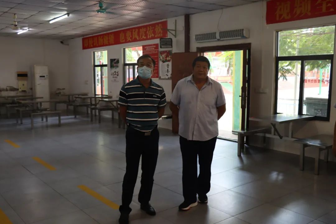 護(hù)航新學(xué)期——?？谑惺袌霰O(jiān)督管理局龍華分局來我校開展學(xué)校食堂食品安全檢查工作