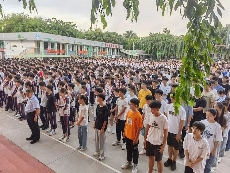 揚(yáng)帆啟航新征程——?？邳S岡金盤高級(jí)中學(xué)初中部秋季學(xué)期第一次升國(guó)旗儀式