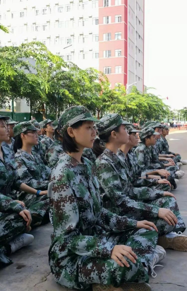 ?迷彩軍訓(xùn)，青春蛻變——?？邳S岡金盤高級中學(xué)2021級高一年級軍訓(xùn)