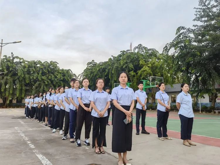 揚(yáng)帆啟航新征程——?？邳S岡金盤高級(jí)中學(xué)初中部秋季學(xué)期第一次升國(guó)旗儀式
