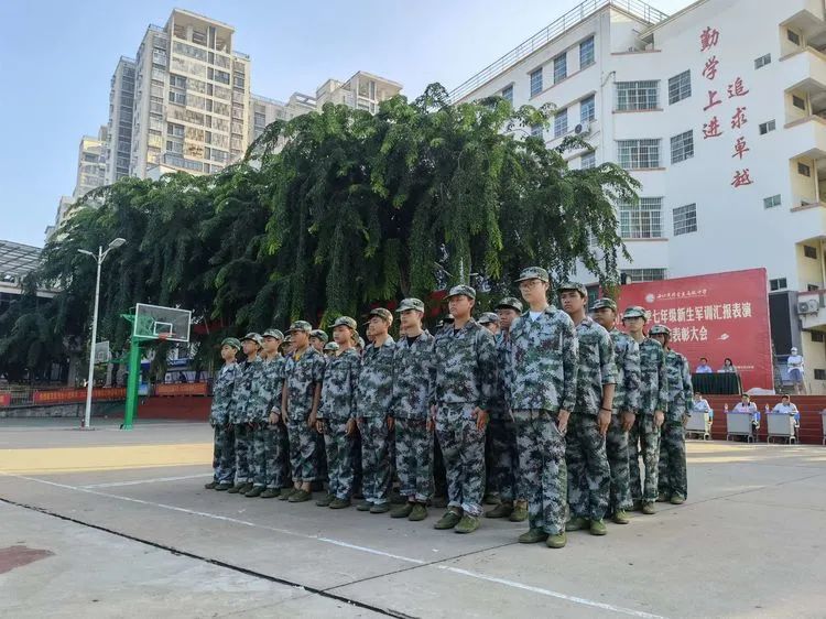 迷彩軍訓(xùn) 青春無(wú)悔