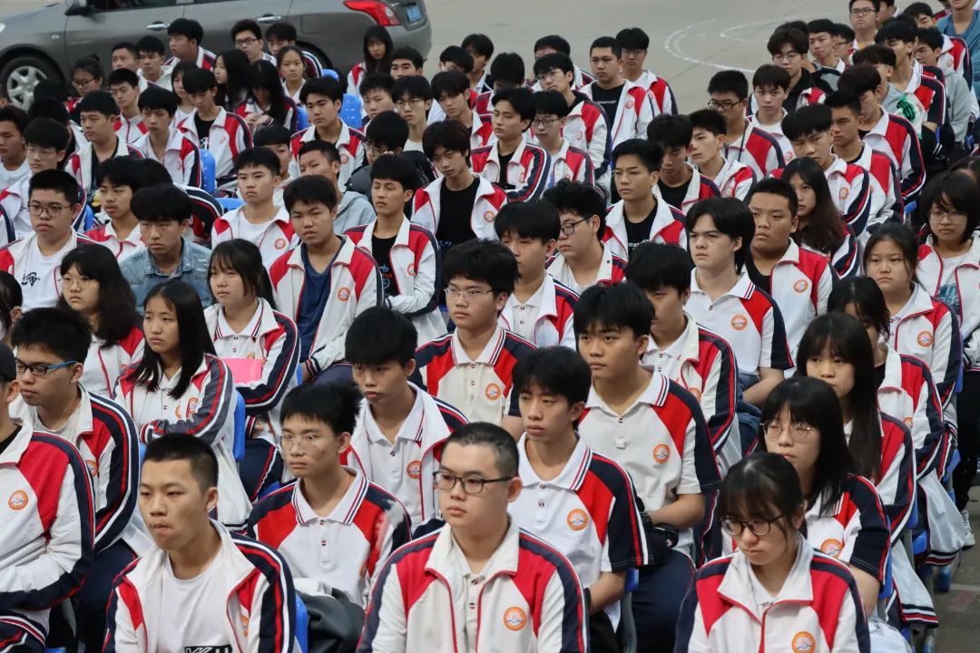 【校園動(dòng)態(tài)】十年寒窗豐羽翼，今朝搏擊翱長空——?？邳S岡金盤高級中學(xué)舉行2022屆高三200天誓師暨期中考試總結(jié)表彰大會(huì)