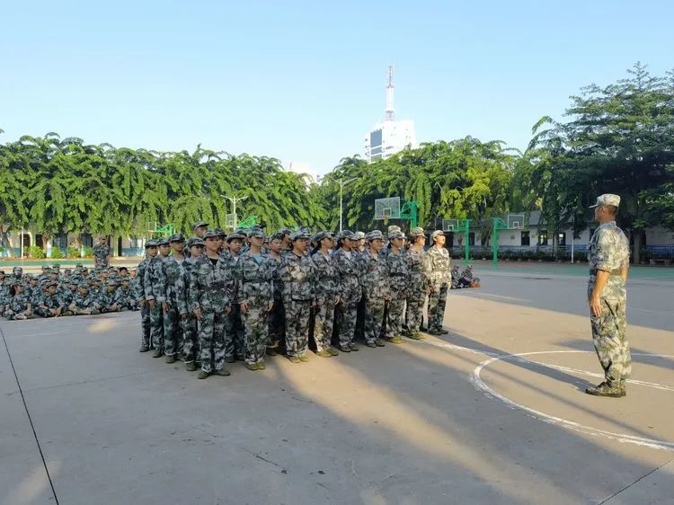 迷彩軍訓(xùn) 青春無(wú)悔