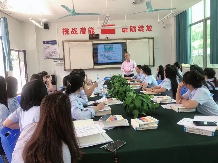 【校園動(dòng)態(tài)】以教促學(xué) 引領(lǐng)方向——記?？谑薪膛嘣毫_家富老師蒞臨?？邳S岡金盤(pán)高級(jí)中學(xué)指導(dǎo)教學(xué)工作