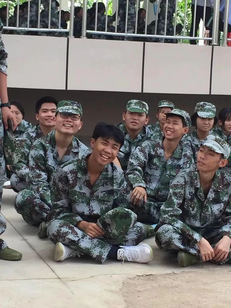 ?迷彩軍訓(xùn)，青春蛻變——海口黃岡金盤高級中學(xué)2021級高一年級軍訓(xùn)