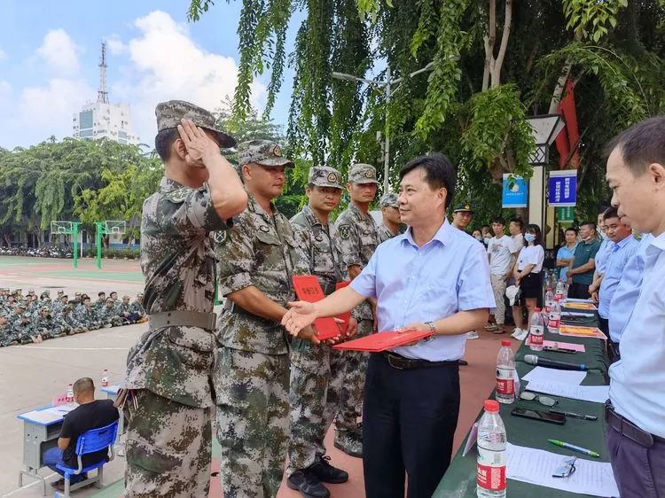 迷彩軍訓(xùn) 青春無(wú)悔