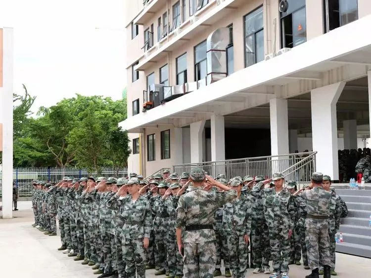?迷彩軍訓(xùn)，青春蛻變——?？邳S岡金盤高級中學(xué)2021級高一年級軍訓(xùn)