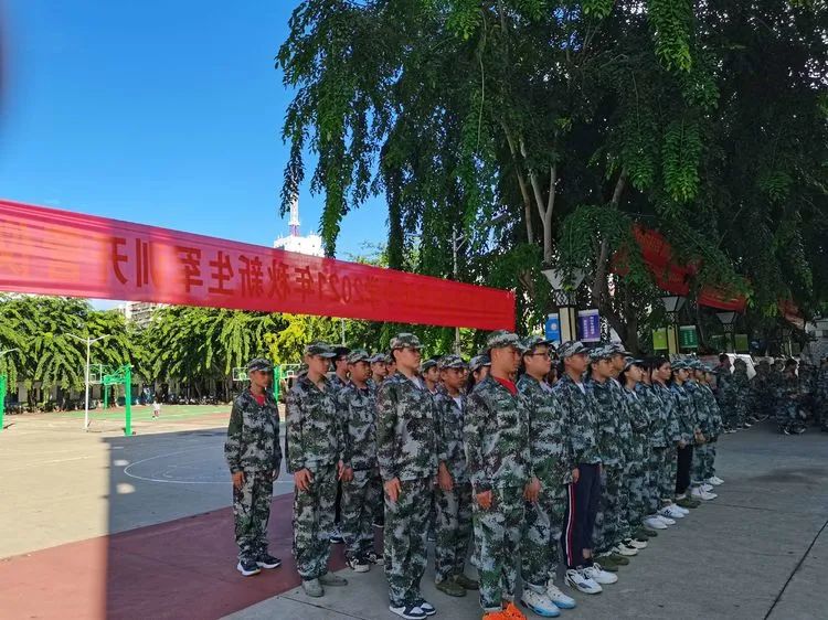迷彩軍訓(xùn) 青春無(wú)悔