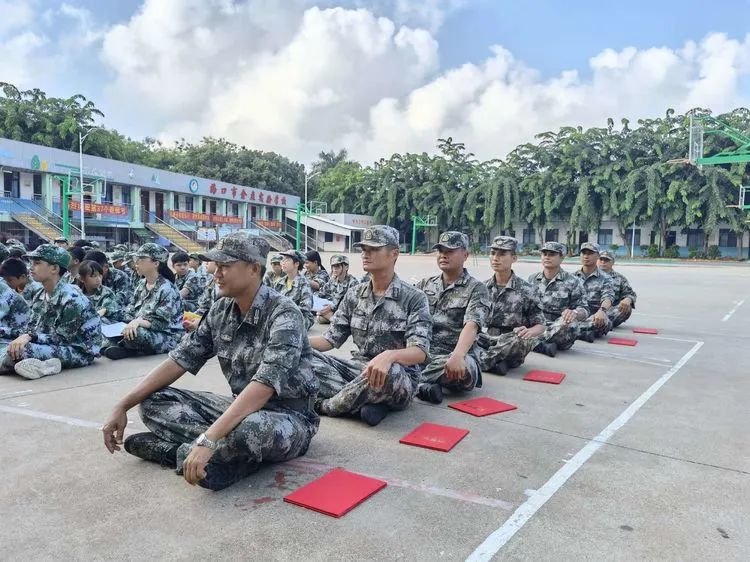迷彩軍訓(xùn) 青春無(wú)悔