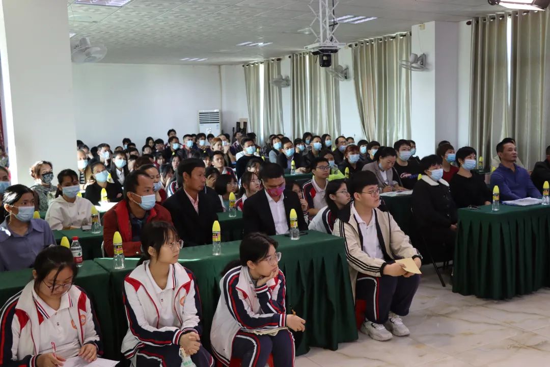 【校園動態(tài)】家校協(xié)力 共筑未來——海口黃岡金盤高級中學召開高中部學生家長會