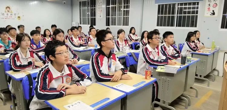 【學(xué)生動(dòng)態(tài)】安全無(wú)小事 事關(guān)你我他——海口黃岡金盤(pán)高級(jí)中學(xué)安全教育主題班會(huì)