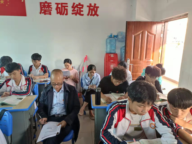 【教師風(fēng)采】賽課磨礪促花開，三尺講臺展風(fēng)采——海口黃岡金盤高級中學(xué)教師賽課活動