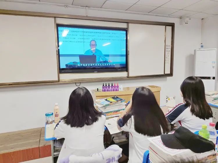【學(xué)生動(dòng)態(tài)】安全無(wú)小事 事關(guān)你我他——海口黃岡金盤(pán)高級(jí)中學(xué)安全教育主題班會(huì)