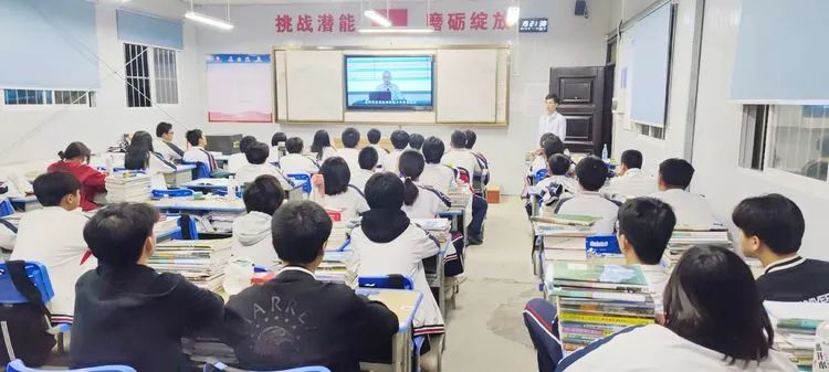 【學(xué)生動(dòng)態(tài)】安全無(wú)小事 事關(guān)你我他——?？邳S岡金盤(pán)高級(jí)中學(xué)安全教育主題班會(huì)